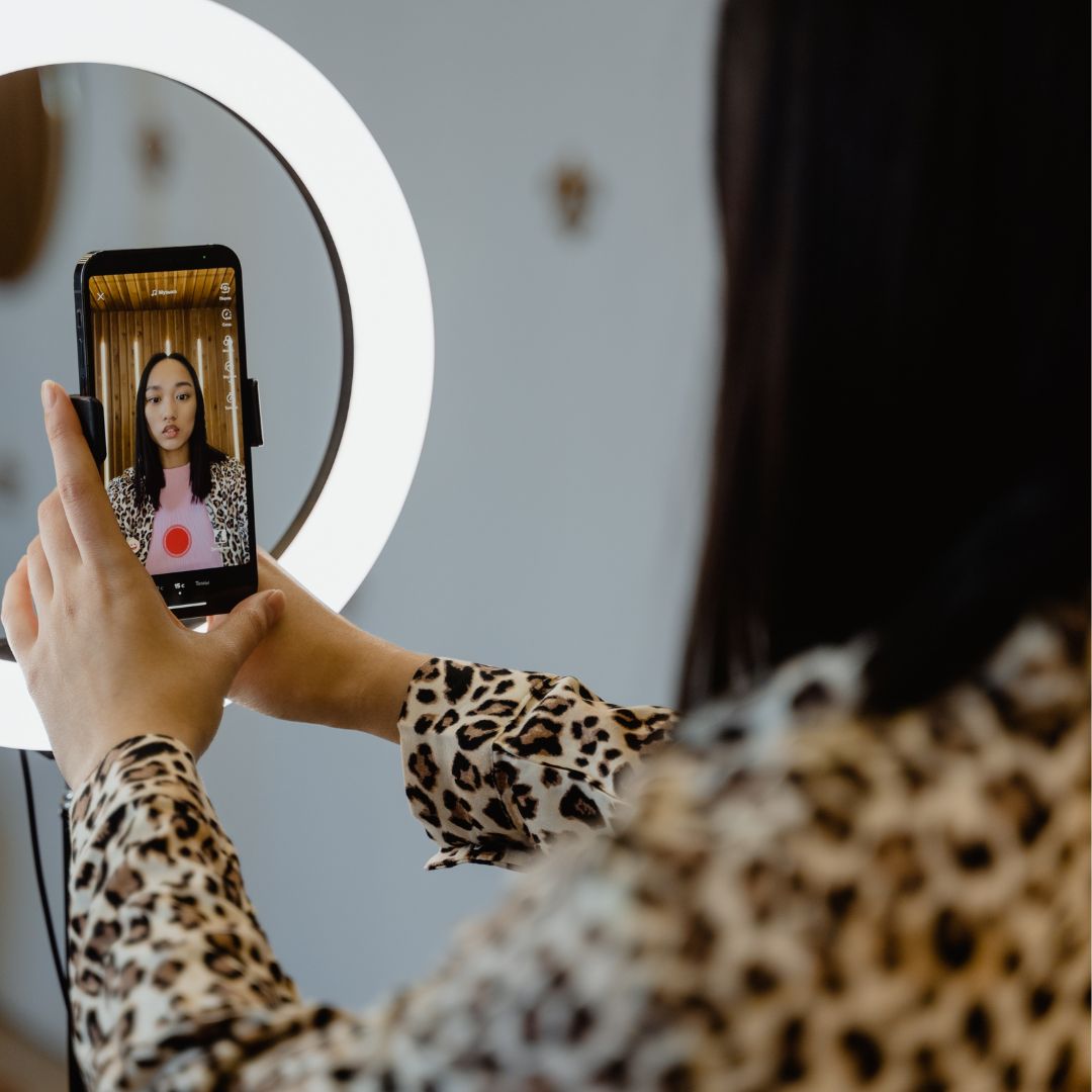 influencer using ring light to record short video